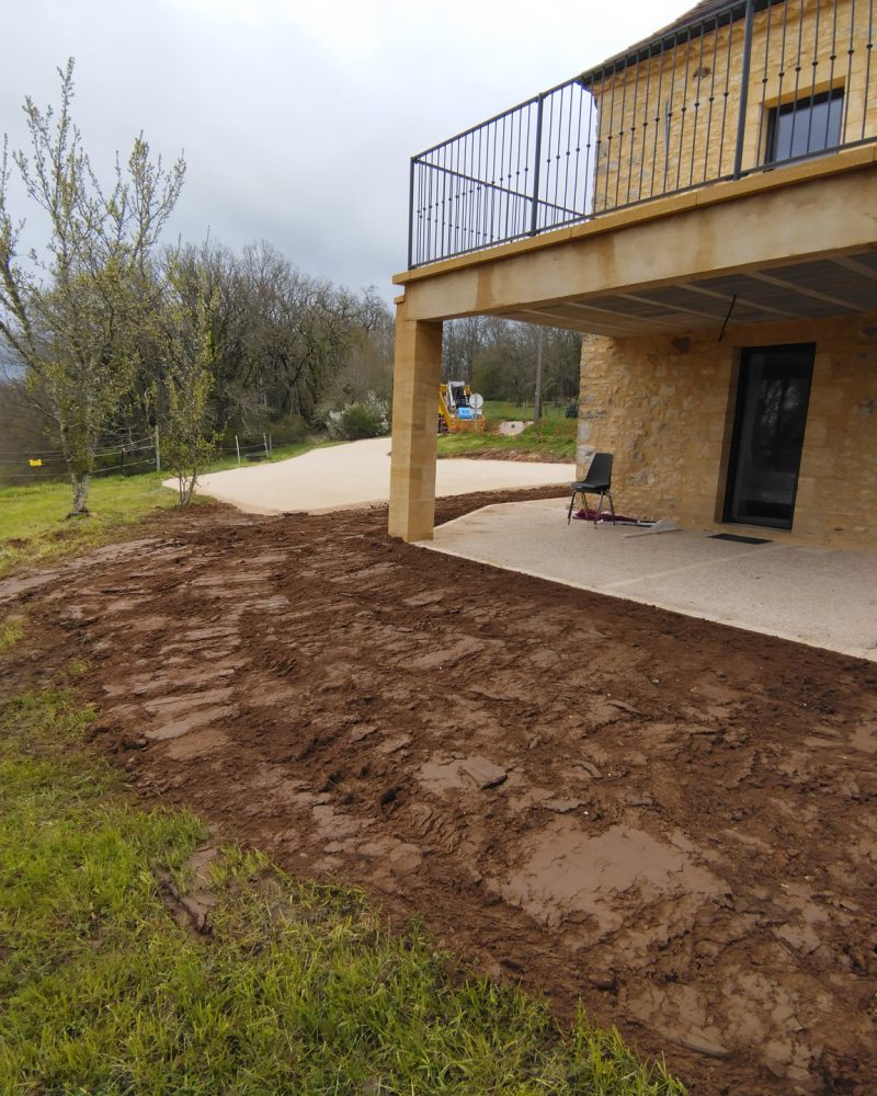 amenagement-exterieur-cour-plateforme-empierree-dordogne-2024-03-psg