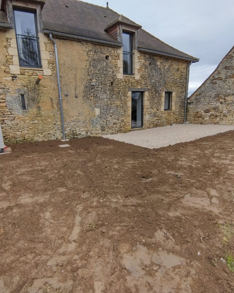 amenagement-exterieur-cour-plateforme-empierree-dordogne-2024-05-psg