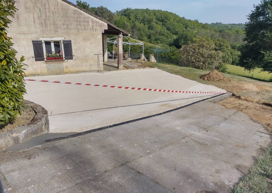 amenagement-exterieur-dalle-beton-caniveaux-0-10-dordogne-2017-04-psg